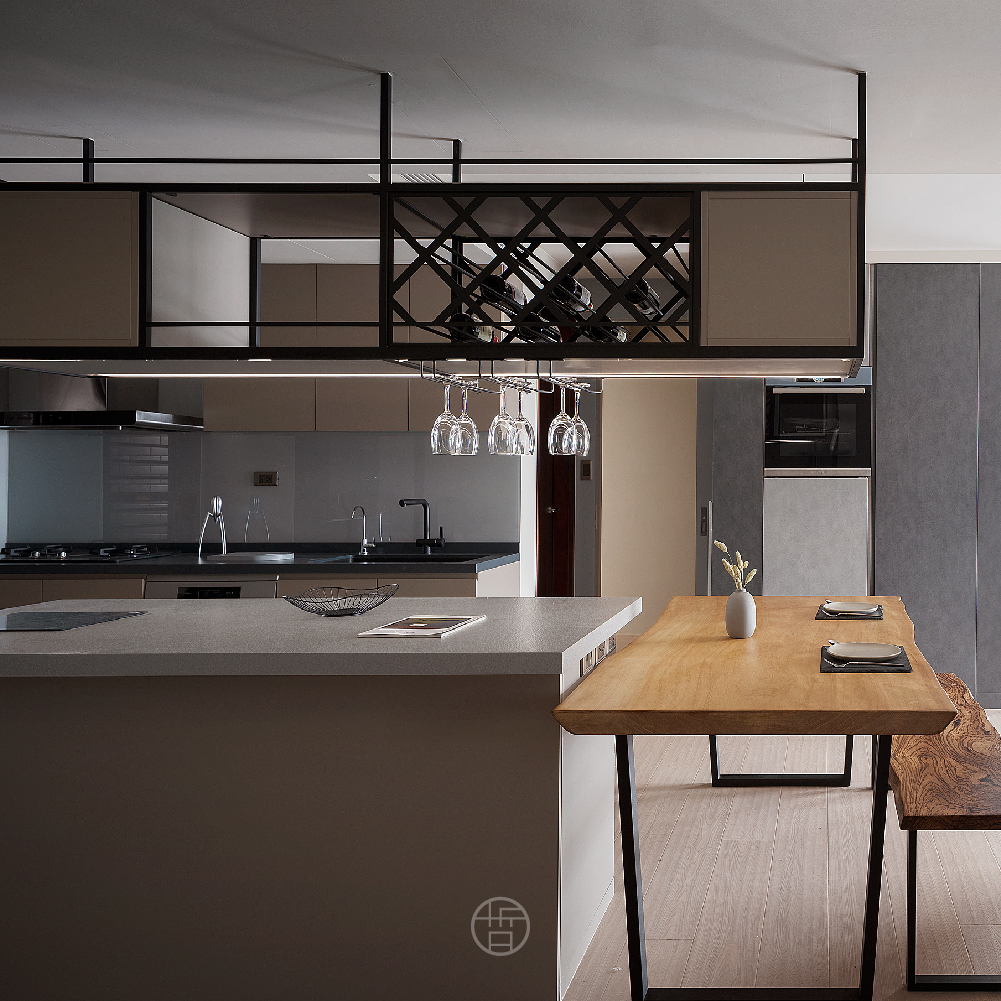 境謐.jpg 享受寧靜清新的生活,運用材質消弭場域界定,延續開放式設計,讓空間彼此獨立又相互依存。
重視光線與材料紋理交織,呈現匠心工藝與細膩的質感。
空間:玄關、客廳、餐廳、臥室、多功能房
主要建材:
金屬鐵件.石材.藝術塗料.低甲醛木料.烤漆.鏡面.海島型實木地板